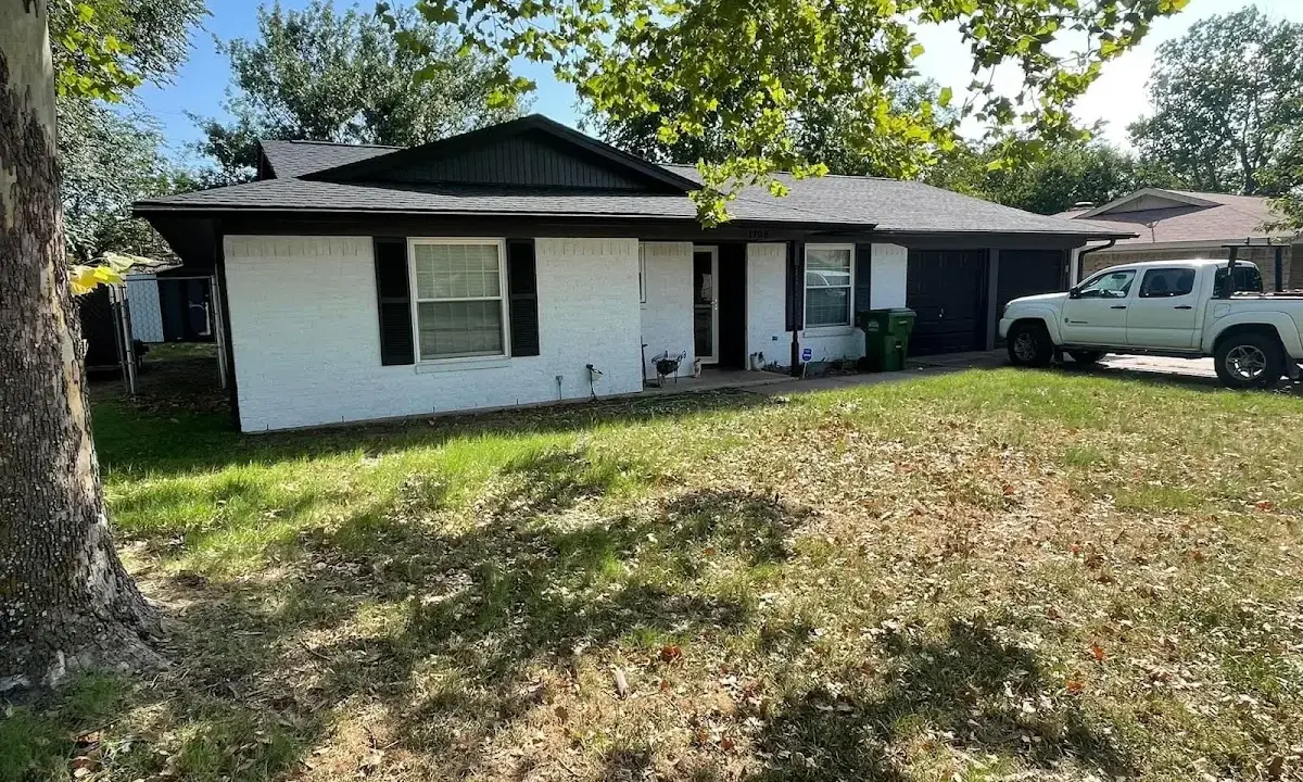 Professional roofing crew working on a residential roof in Prien